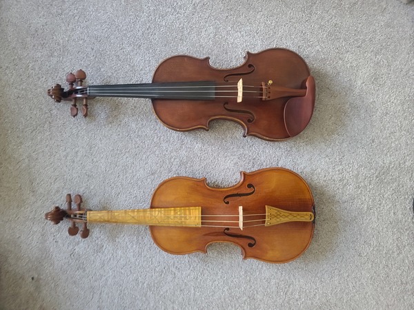 Baroque violin with modern violin