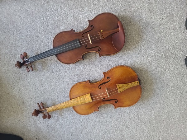 Baroque violin with modern violin