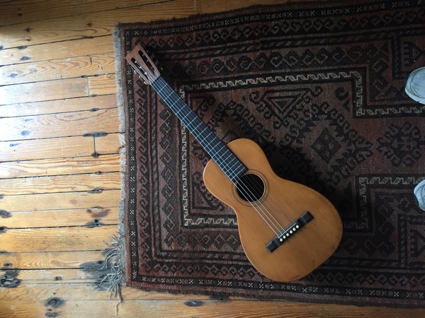 Parlor guitar